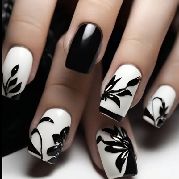 24 Pieces Fake Press On Nails - Picture 1 of 5